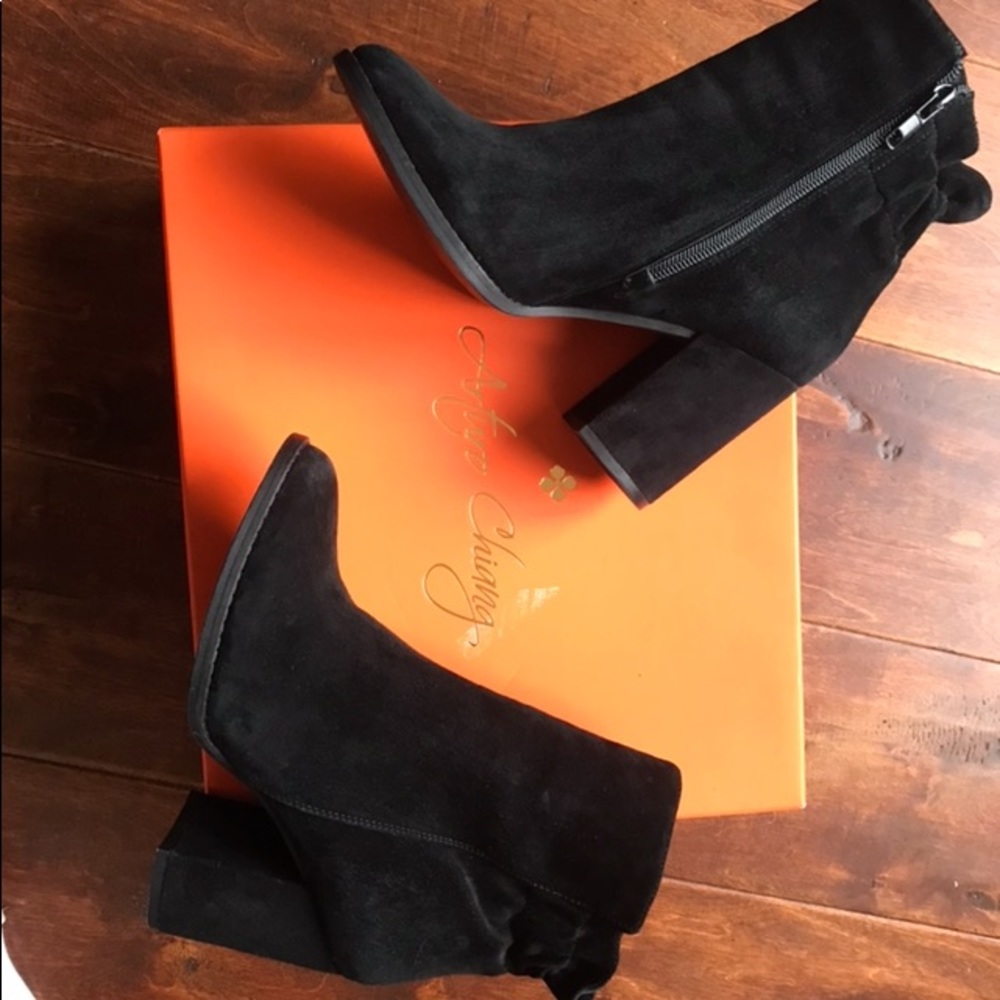 Arturo Chang black suede booties
